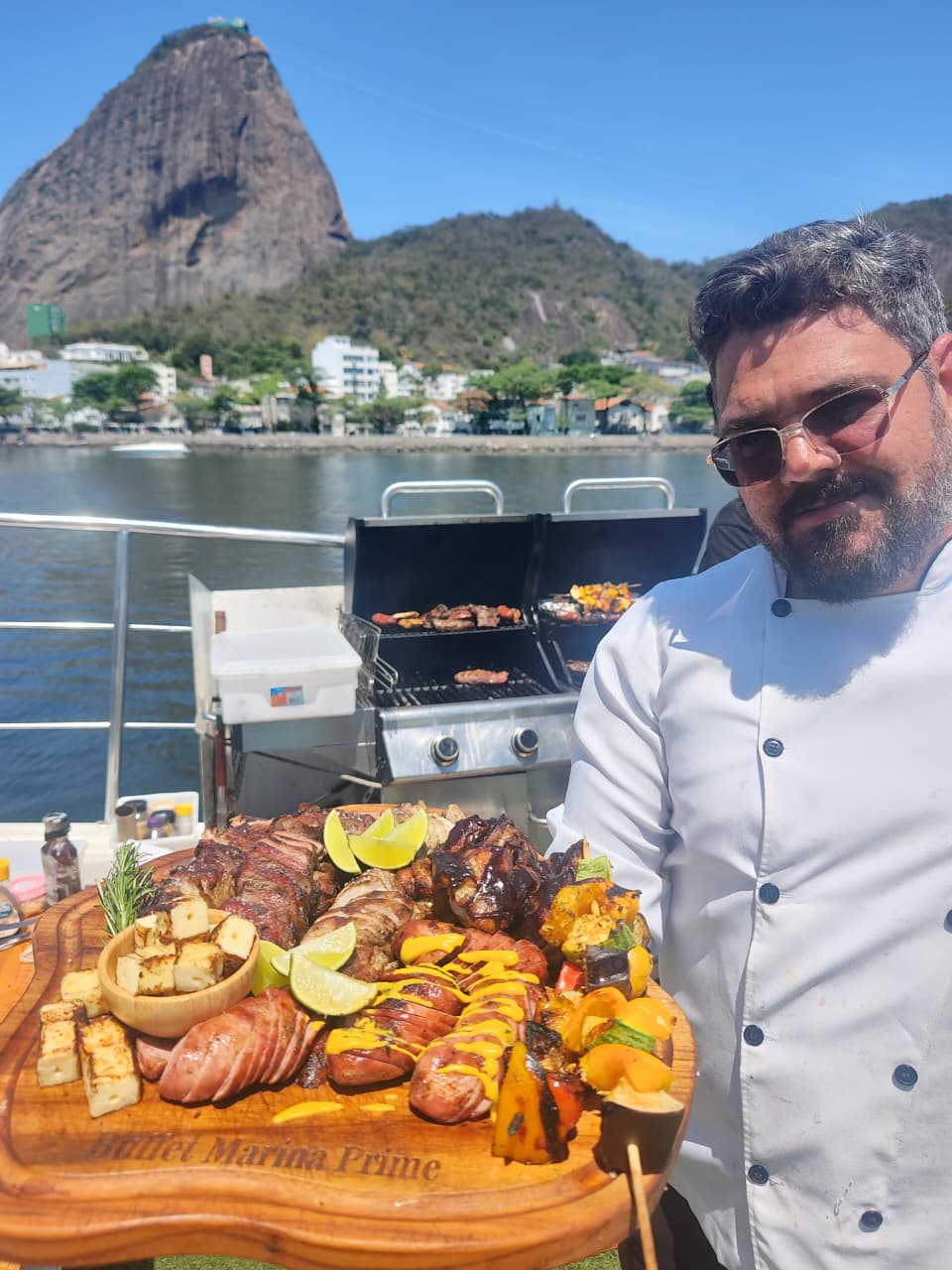 Churrasco servido a bordo pela equipe Marina Prime